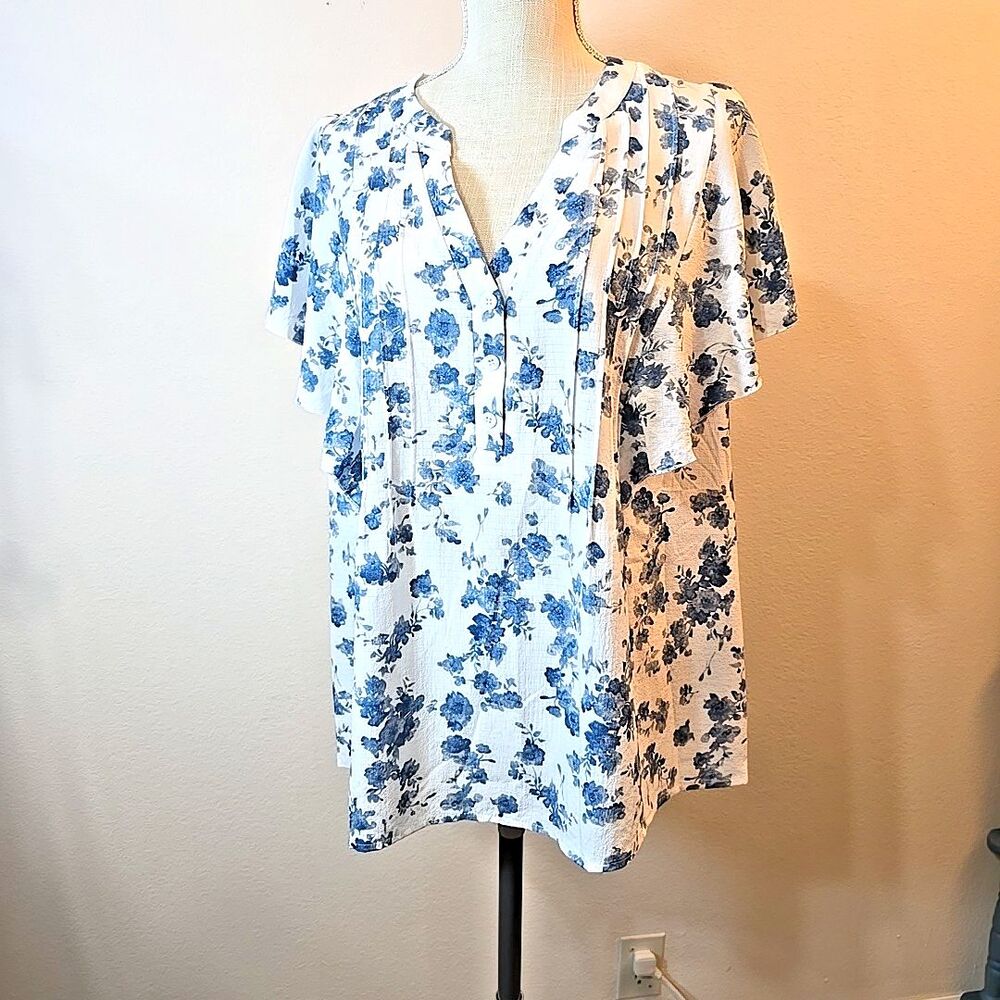 NWT Bloomchic Angel Sleeve Blouse white and Blue Floral Print Size 12 Pleats